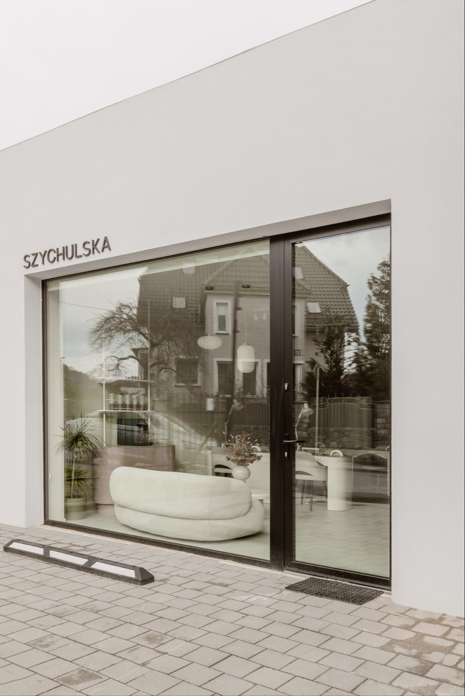 Witryna salonu od strony ulicy Łowickiej — salon Szychulska, Gdynia Łowicka 64