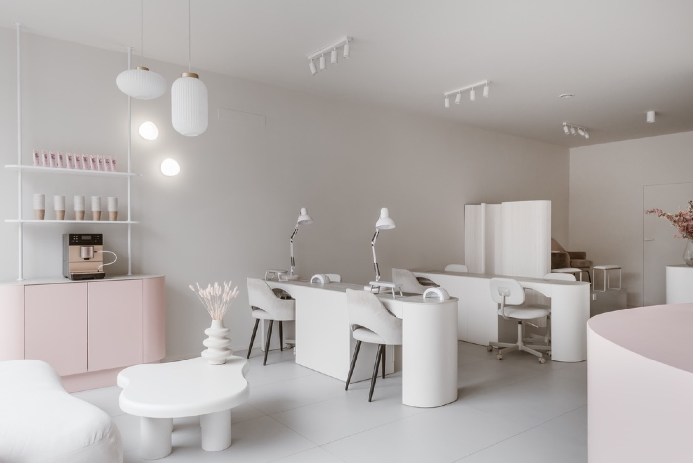 Stanowiska do stylizacji paznokci — salon Szychulska, Gdynia Łowicka 64